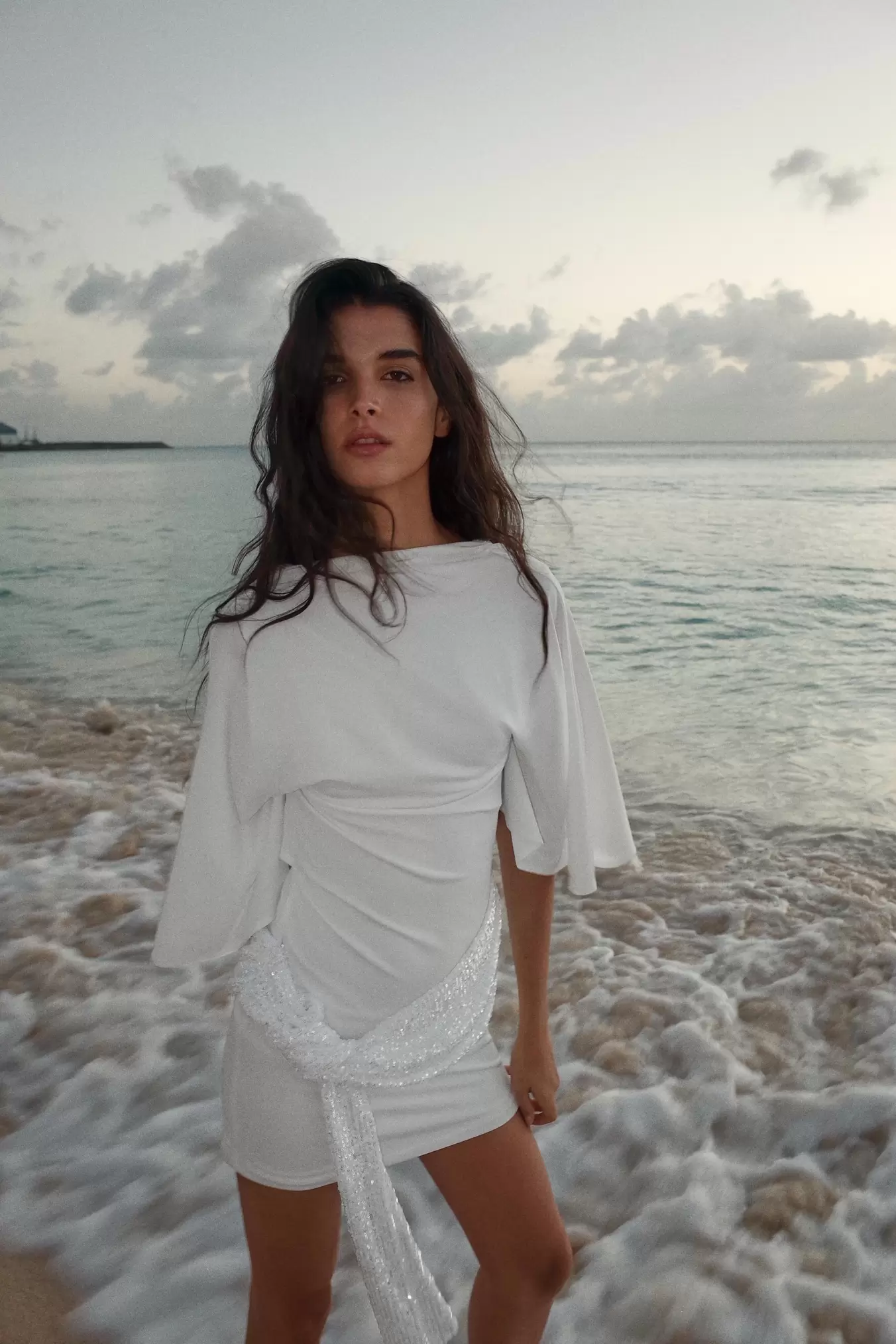 KORT KOMBINERET PAILLETKJOLE