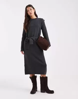 Object - Mørkegrå meleret strikket midikjole med bælte og foldedetaljer på skuldrene