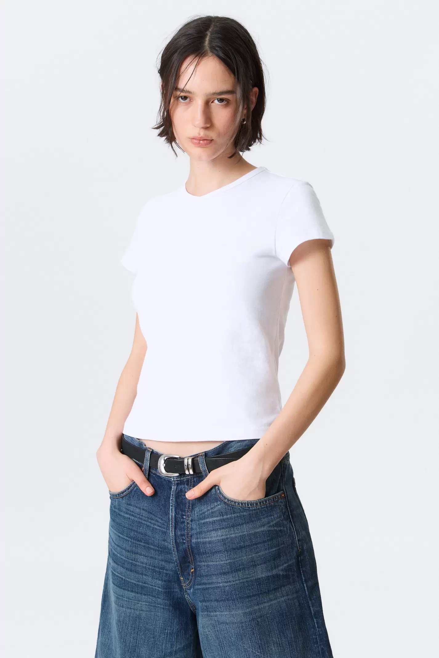 SLIM SHORT-SLEEVED V-NECK T-SHIRT