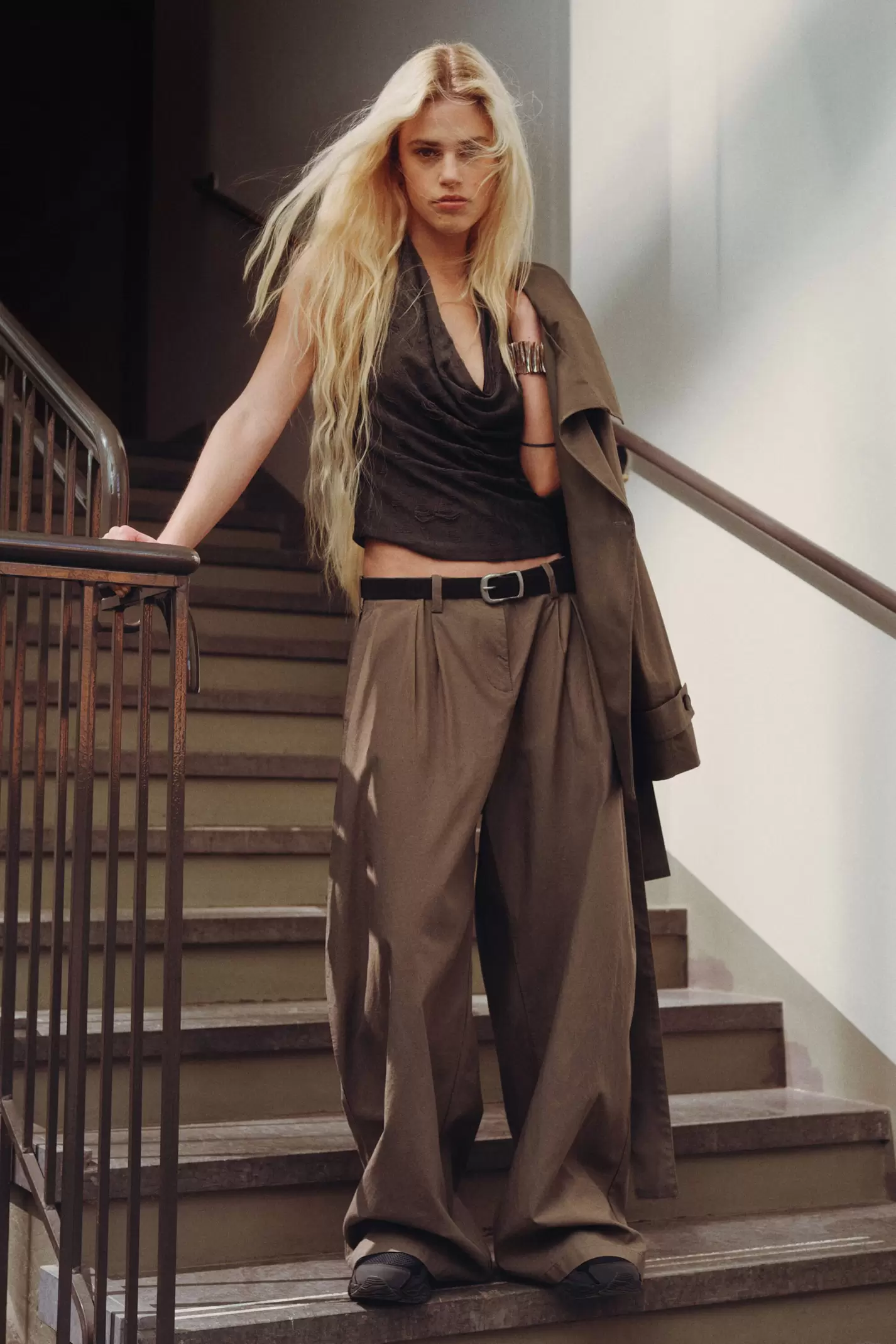 LOW RISE WIDE LEG PLEATED TROUSERS