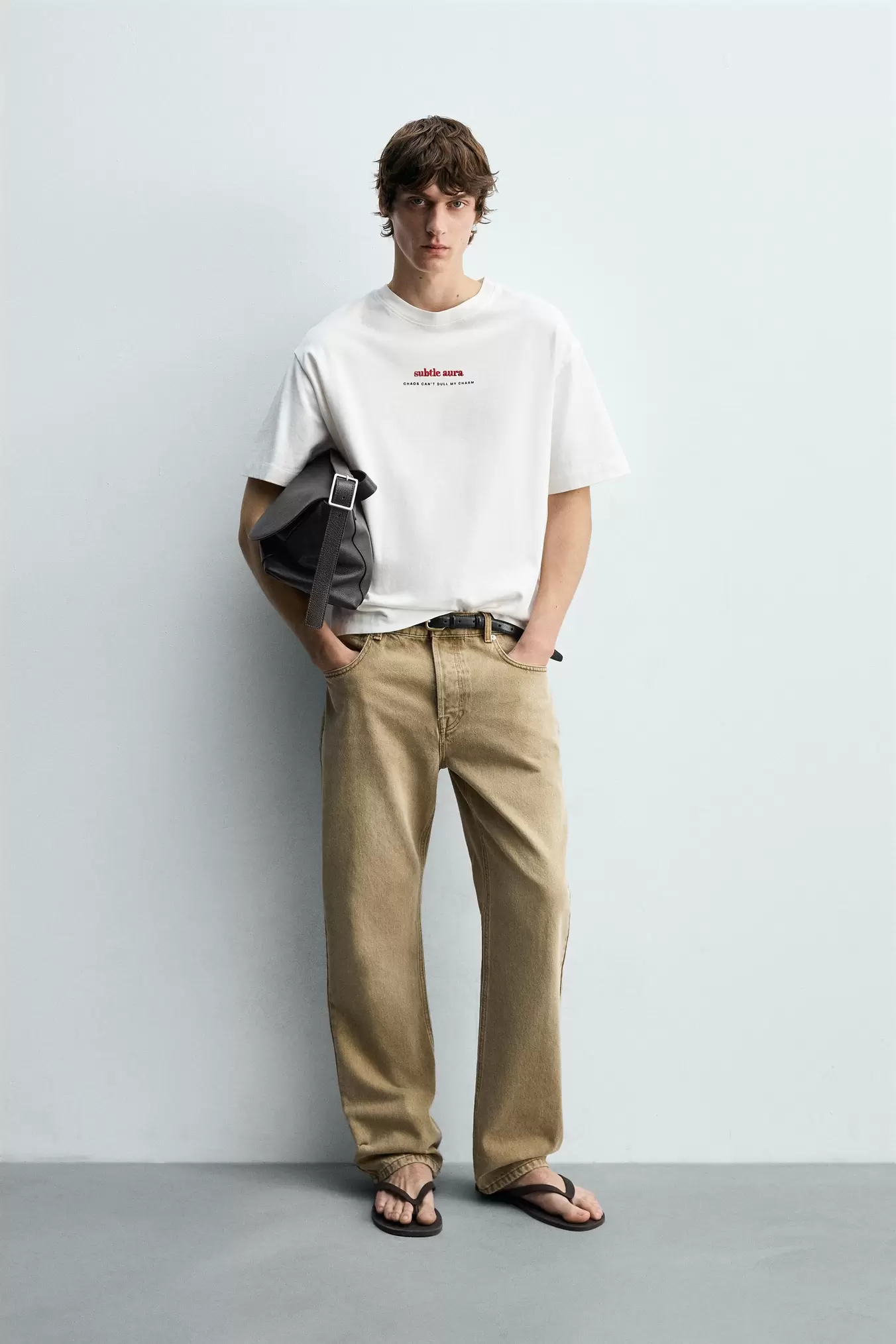 T-SHIRT MED TEKSTBRODERI OG PRINT