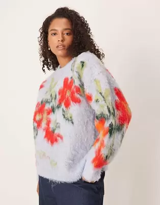 ASOS DESIGN Curve - Afslappet lyseblå striktrøje med sløret blomstermønster