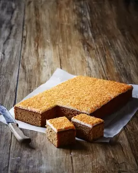 Chokolade-, gulerodskage eller jordbærsnitte