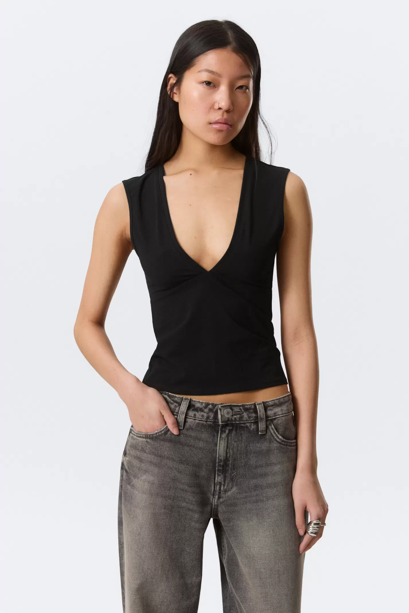 FITTED V-NECK SLEEVELESS TOP