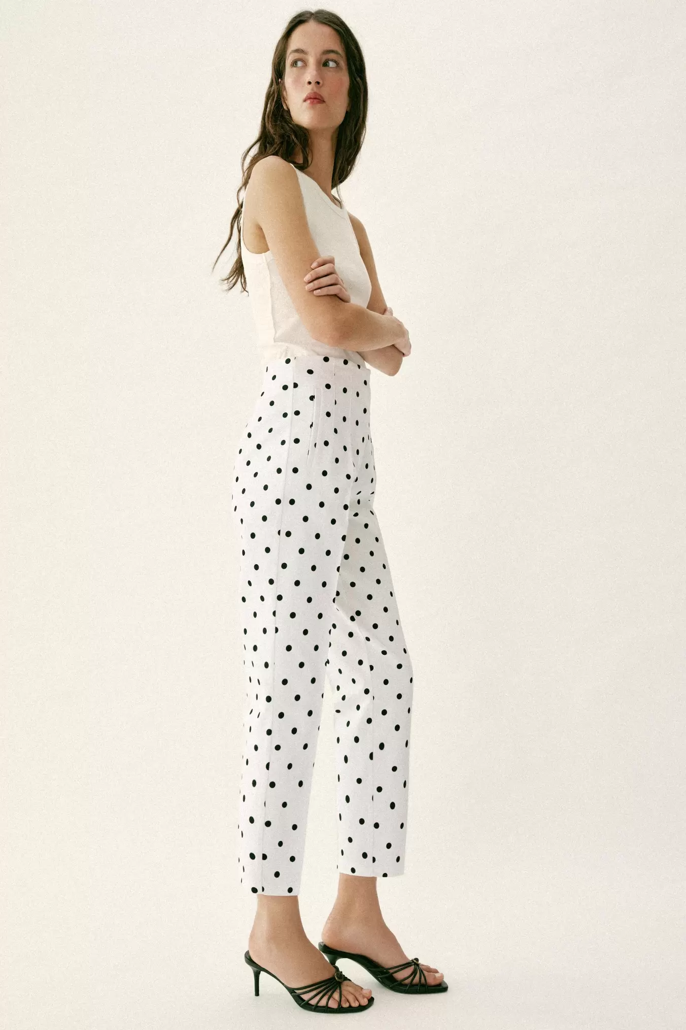 HØJTALJEDE BUKSER MED PRIKKER