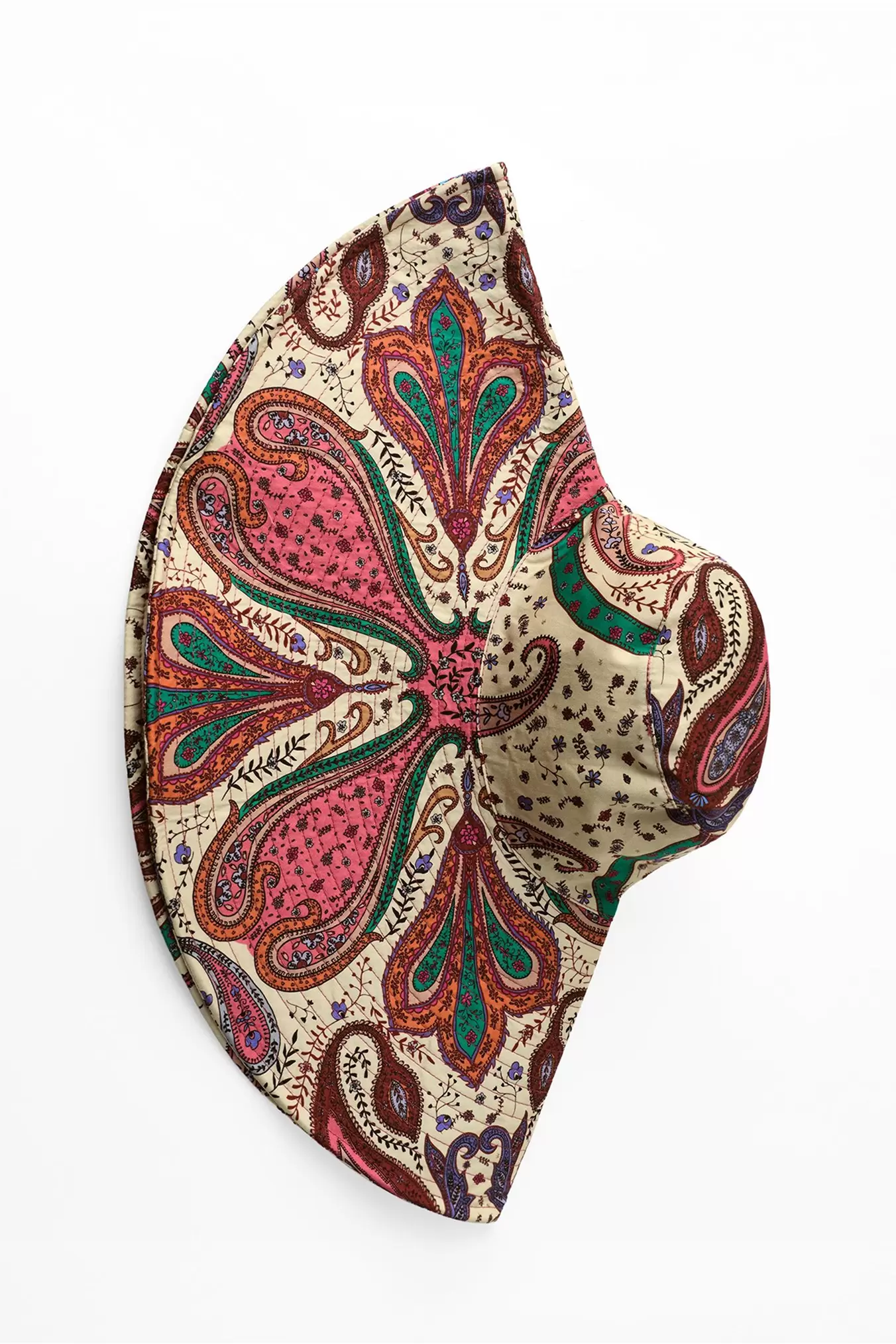 HAT MED MAXI SKYGGE OG PAISLEYPRINT