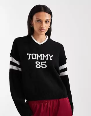 Tommy Jeans - Sort trøje med '85'-detalje i college-stil