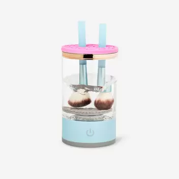 Cleaning machine for makeup brushes