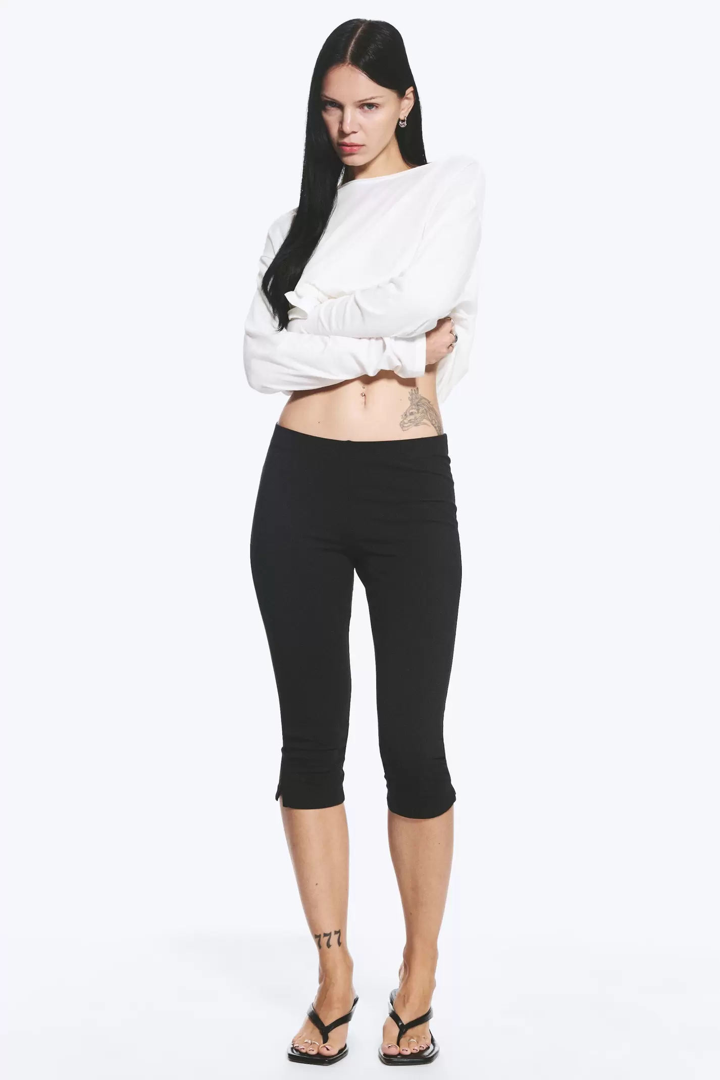 MID-RISE CAPRI TROUSERS