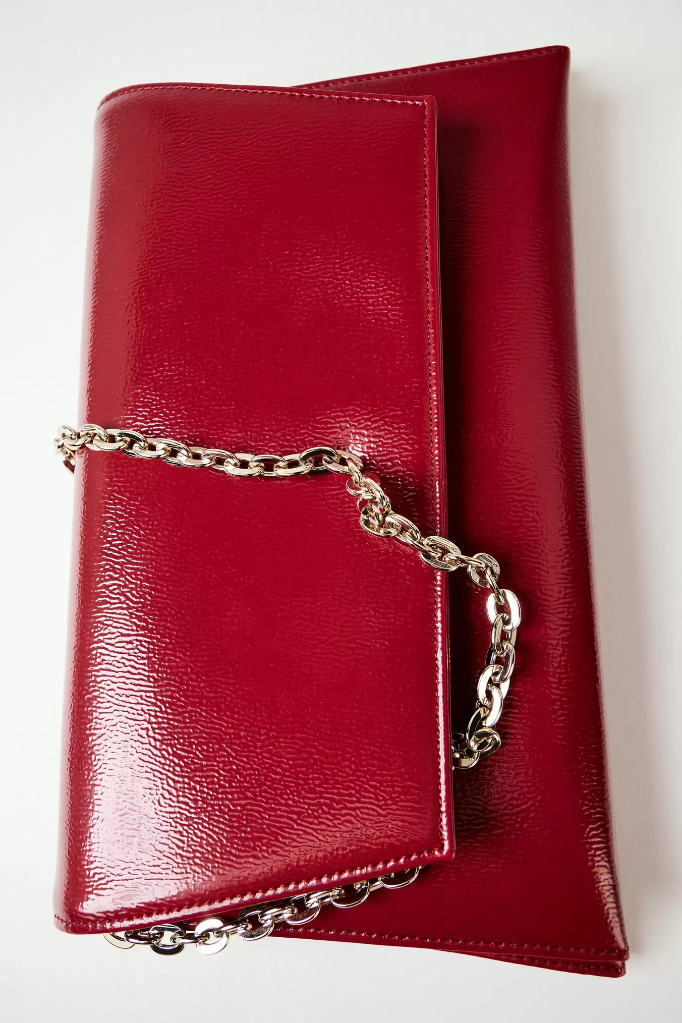 SKULDERTASKE MED LAK-EFFEKT