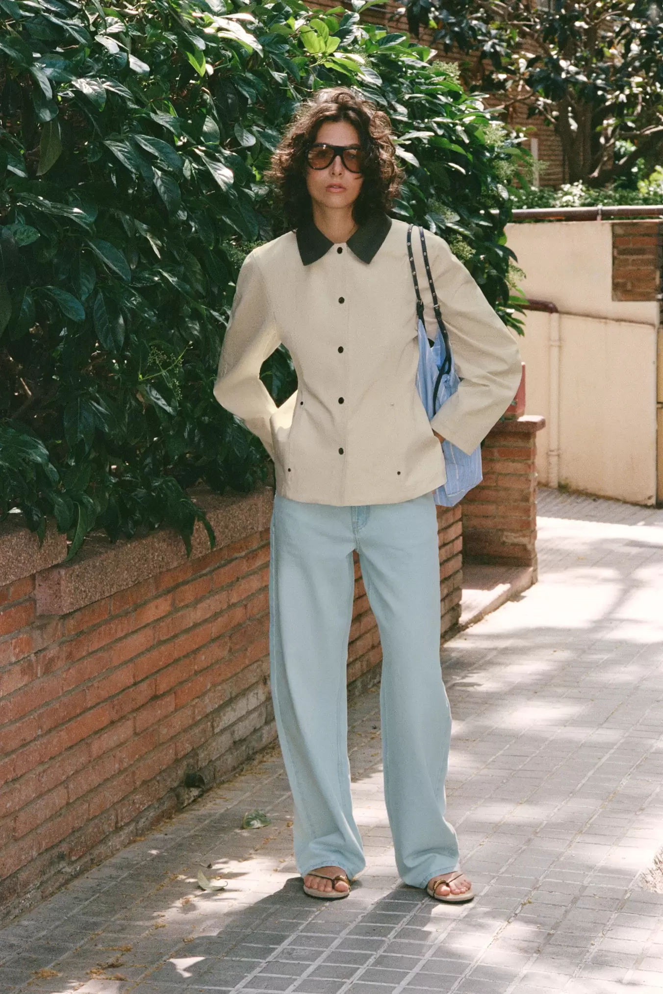 JAKKE MED KONTRASTKRAVE OG PEPLUM