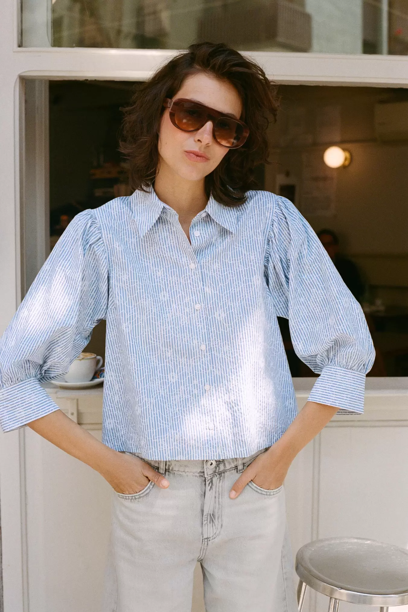 STRIBET SKJORTE MED BLOMSTERPRINT