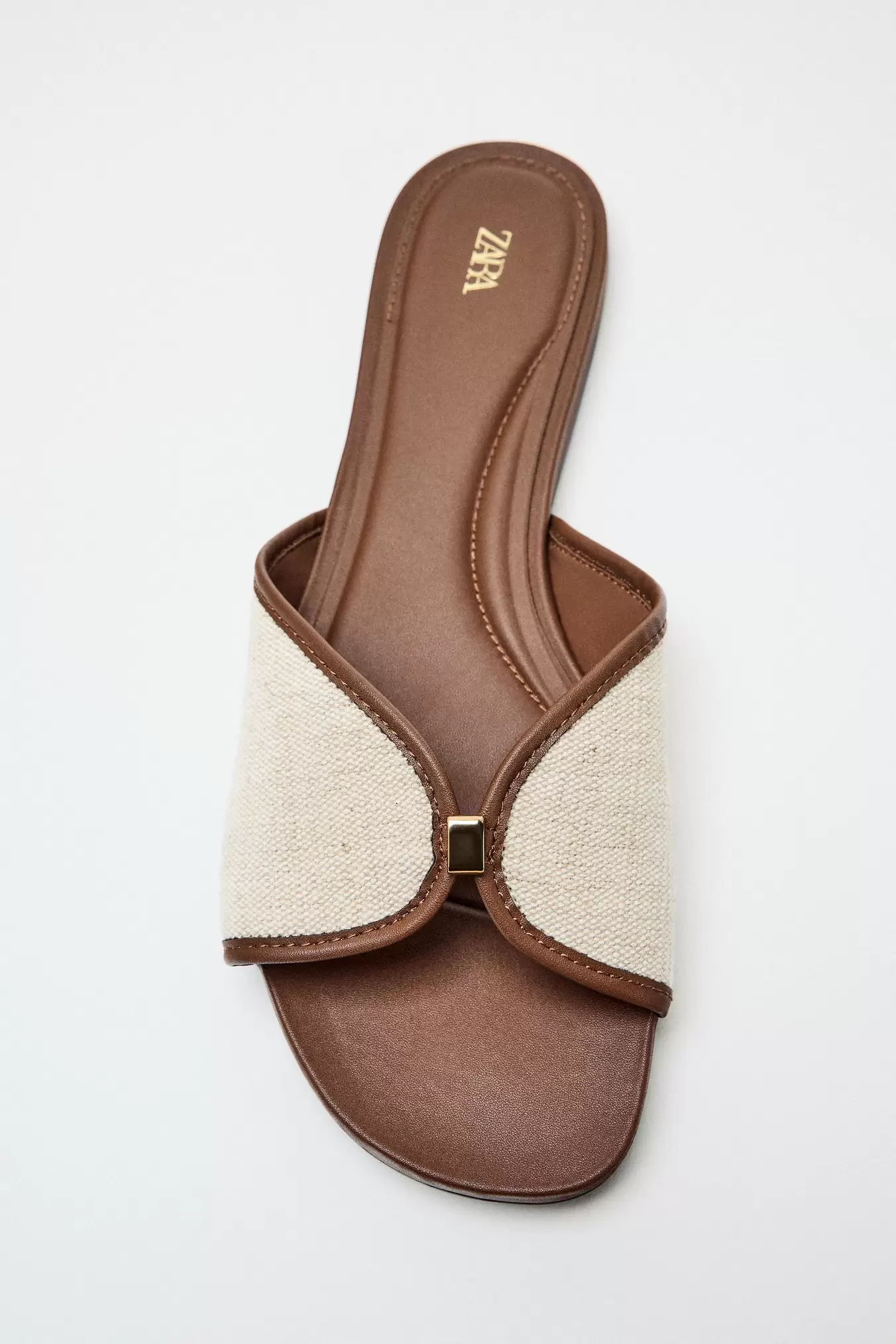 FLADE SANDALER MED METALDETALJE