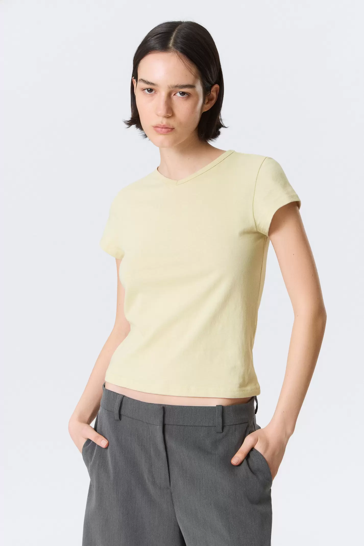 SLIM SHORT-SLEEVED V-NECK T-SHIRT