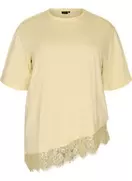 T-shirt med asymmetrisk blondekant
