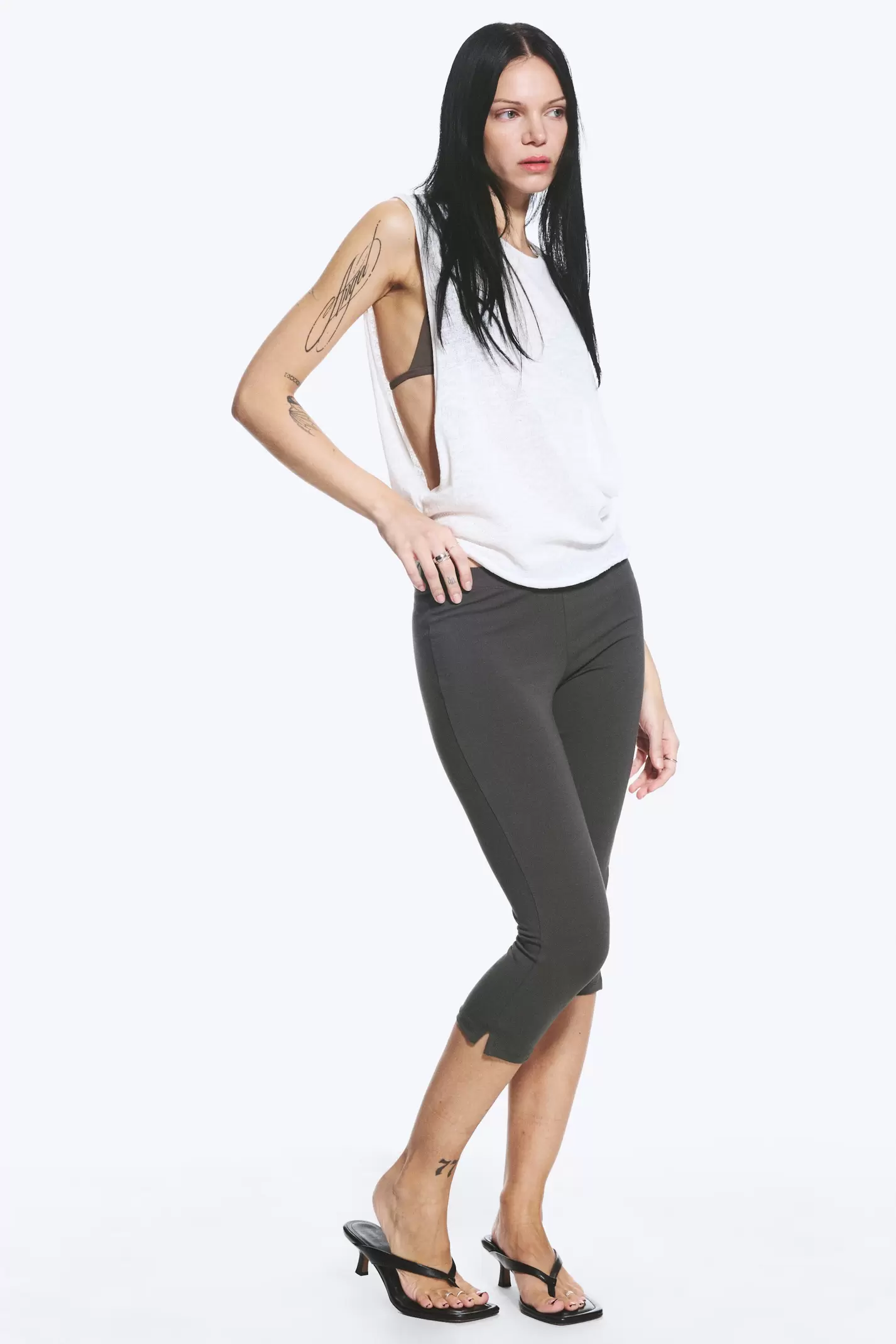 MID-RISE CAPRI TROUSERS