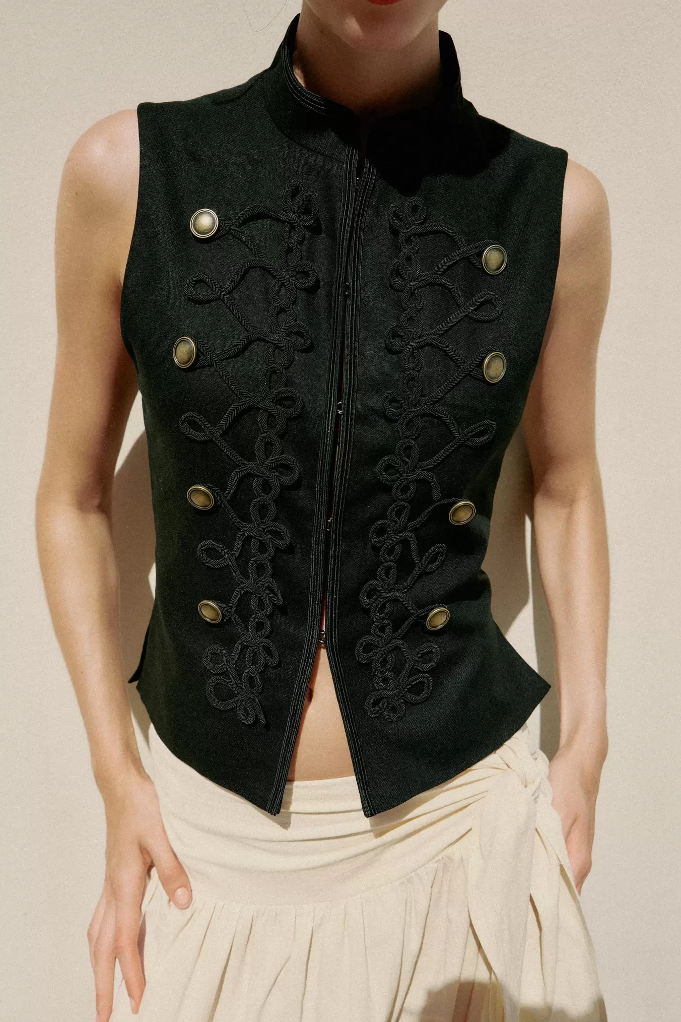 TALJERET VEST MED ALAMARES-KNAPPER