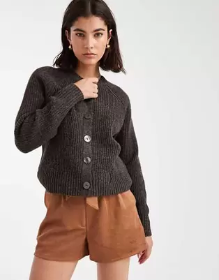 Threadbare - Chokoladebrun cardigan med kontrasterende knapper