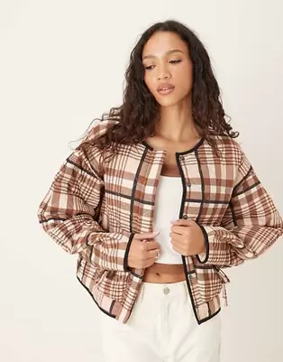 ASOS DESIGN - Neutralfarvet jakke med vatteringer, lommer med sløjfer og tern i lyserøde nuancer
