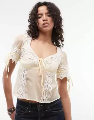 Reclaimed Vintage - Cremehvid tea-top i chiffon med blondekant