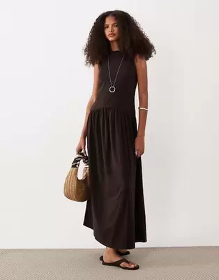 ASOS DESIGN - Chokoladebrun midikjole i forskelligt ribbet materiale med sænket talje
