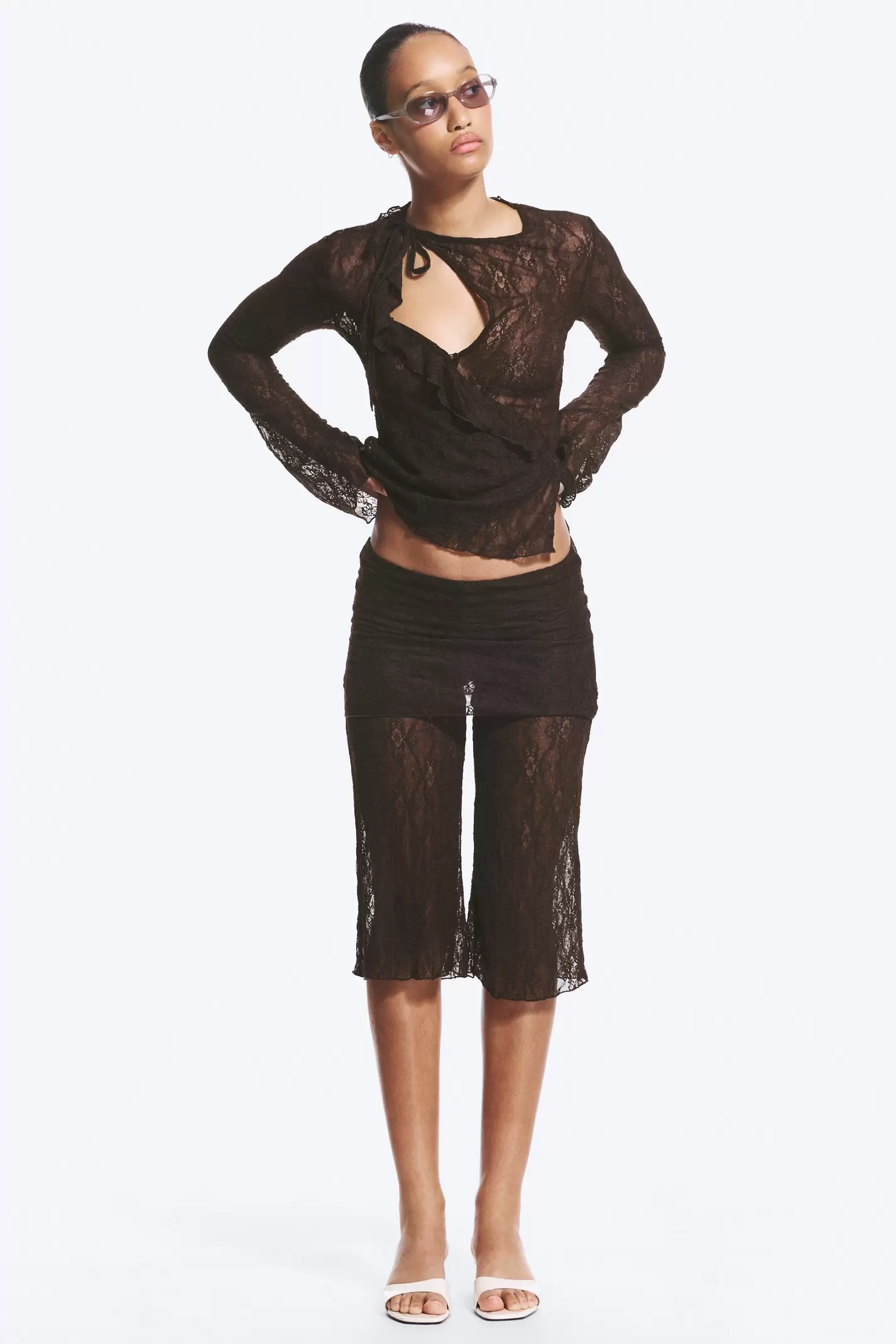 LACE CAPRI PANTS