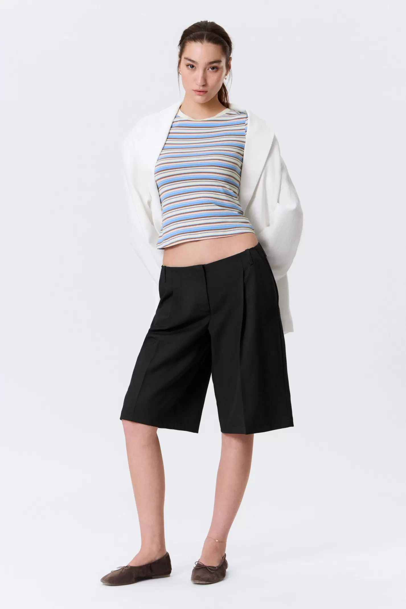 LOOSE LOW RISE THREE-QUARTER LENGTH SUITING SHORTS
