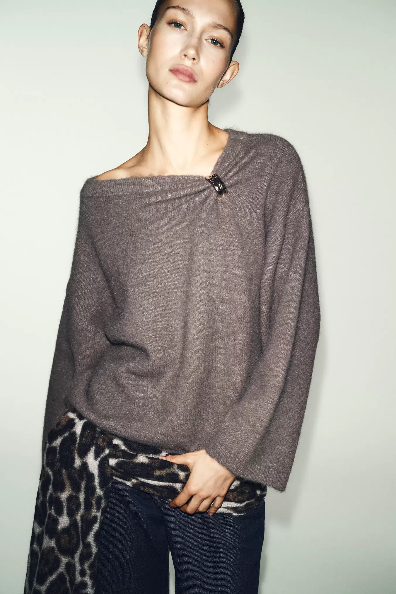 STRIKKET SWEATER MED BROCHE