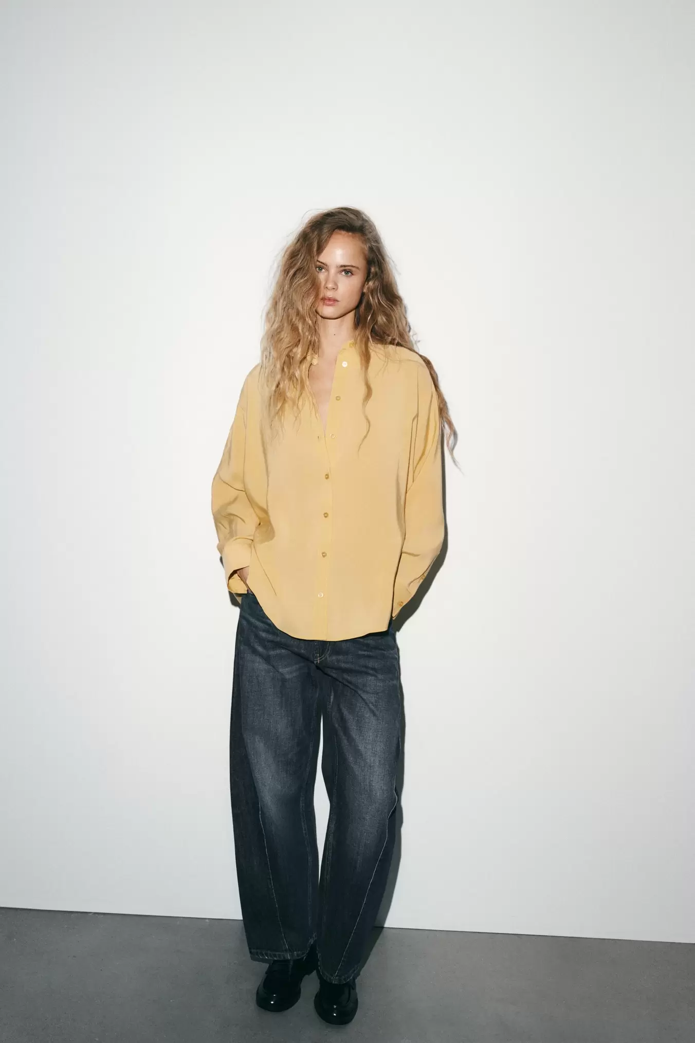 OVERSIZE SKJORTE I FLUIDT STOF