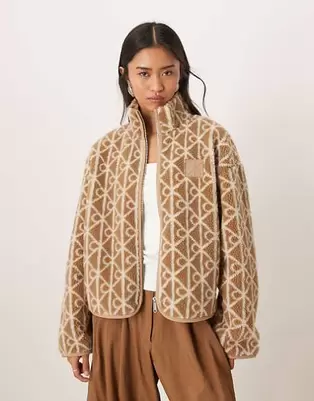 Calvin Klein Jeans - Beige jakke i sherpa-fleece med monogram-design