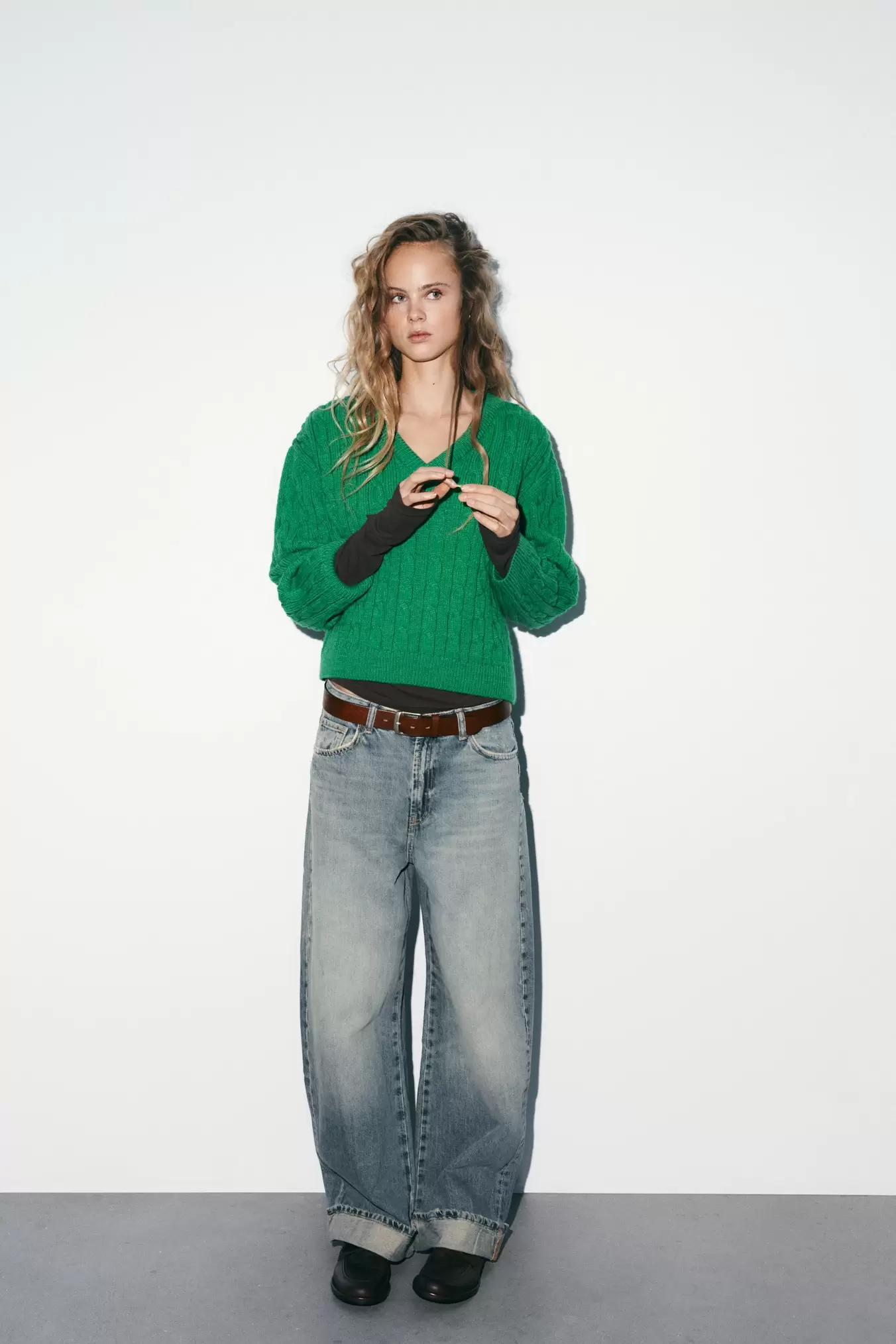 STRIKKET SWEATER MED V-HALS OG OTTERTALSSTRIK