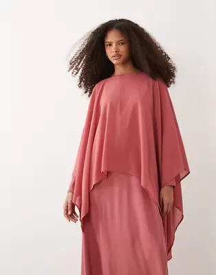 IYAL - Koral-lyserød maxikjole i satin og chiffon med draperet kappeoverlag