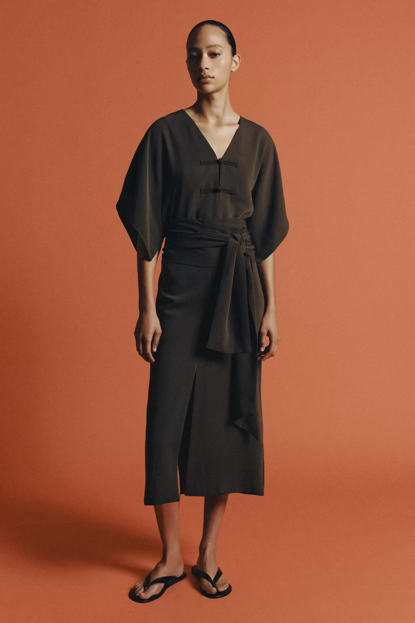 ZW COLLECTION MIDI-KJOLE MED BRANDENBURG-KNAPPER