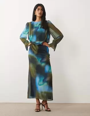 Daska - Blå og olivengrøn maxikjole i chiffon med slørret print og draperende detalje samt blouson-detaljer