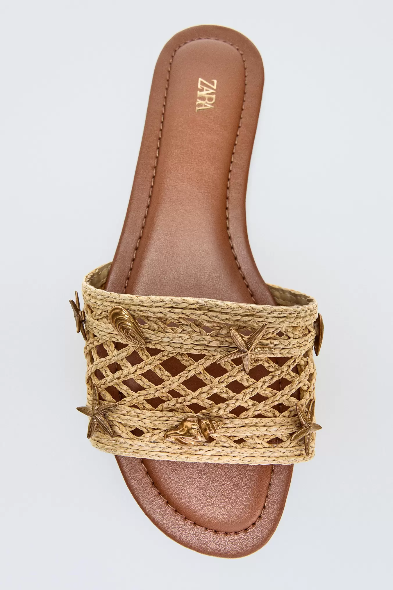 Flade sandaler med pyntedetaljer