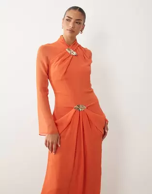 Daska - Orange langærmet maxikjole med rynker og guldfarvet spændedetalje