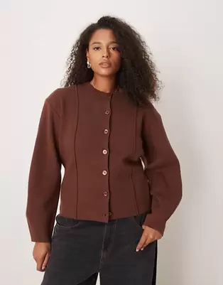 ASOS DESIGN Curve - Chokoladebrun struktureret cardigan med rund hals, indsyet talje og skulderpuder