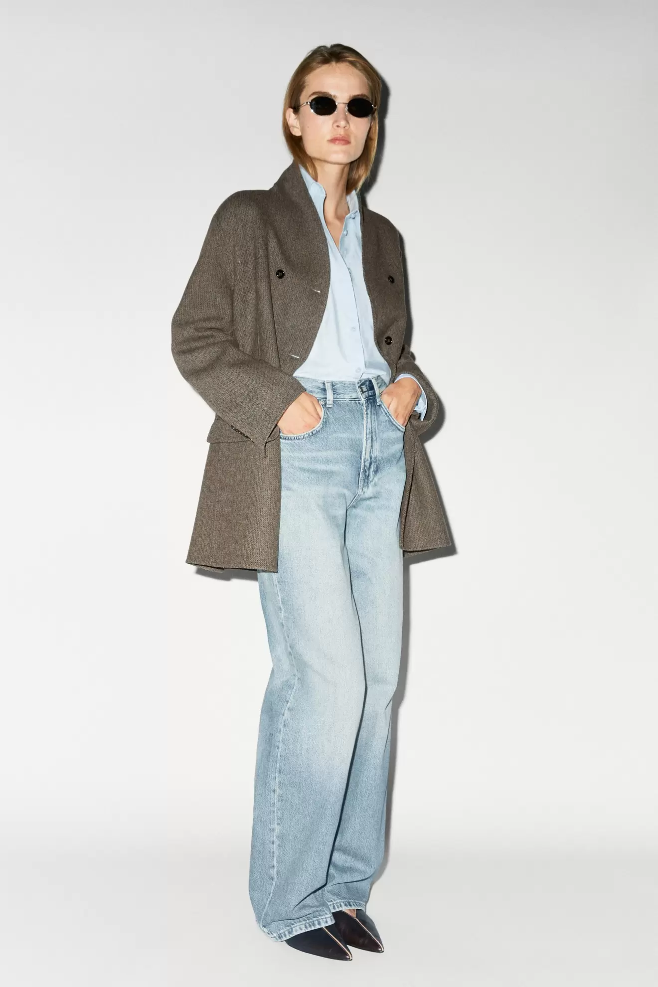 Mid-length double-breasted coat with button detail