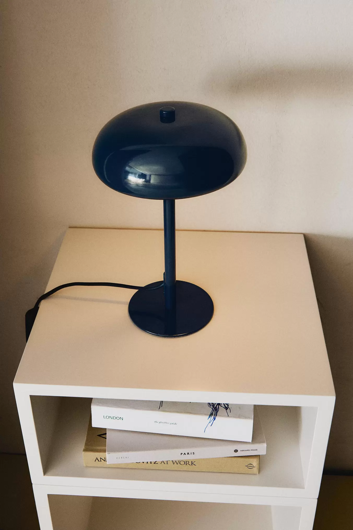 LILLE ENSFARVET BORDLAMPE