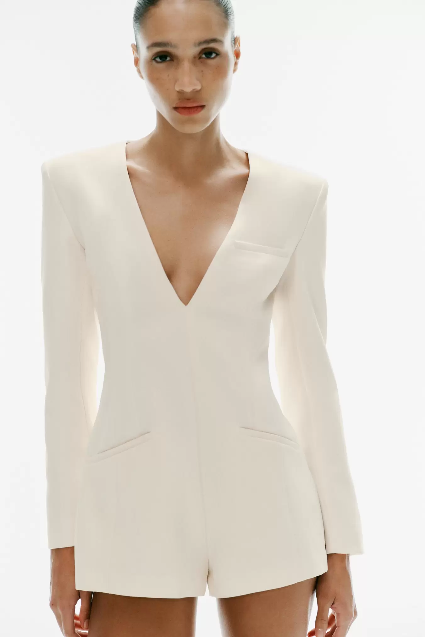 KORT JUMPSUIT MED SKULDERPUDER
