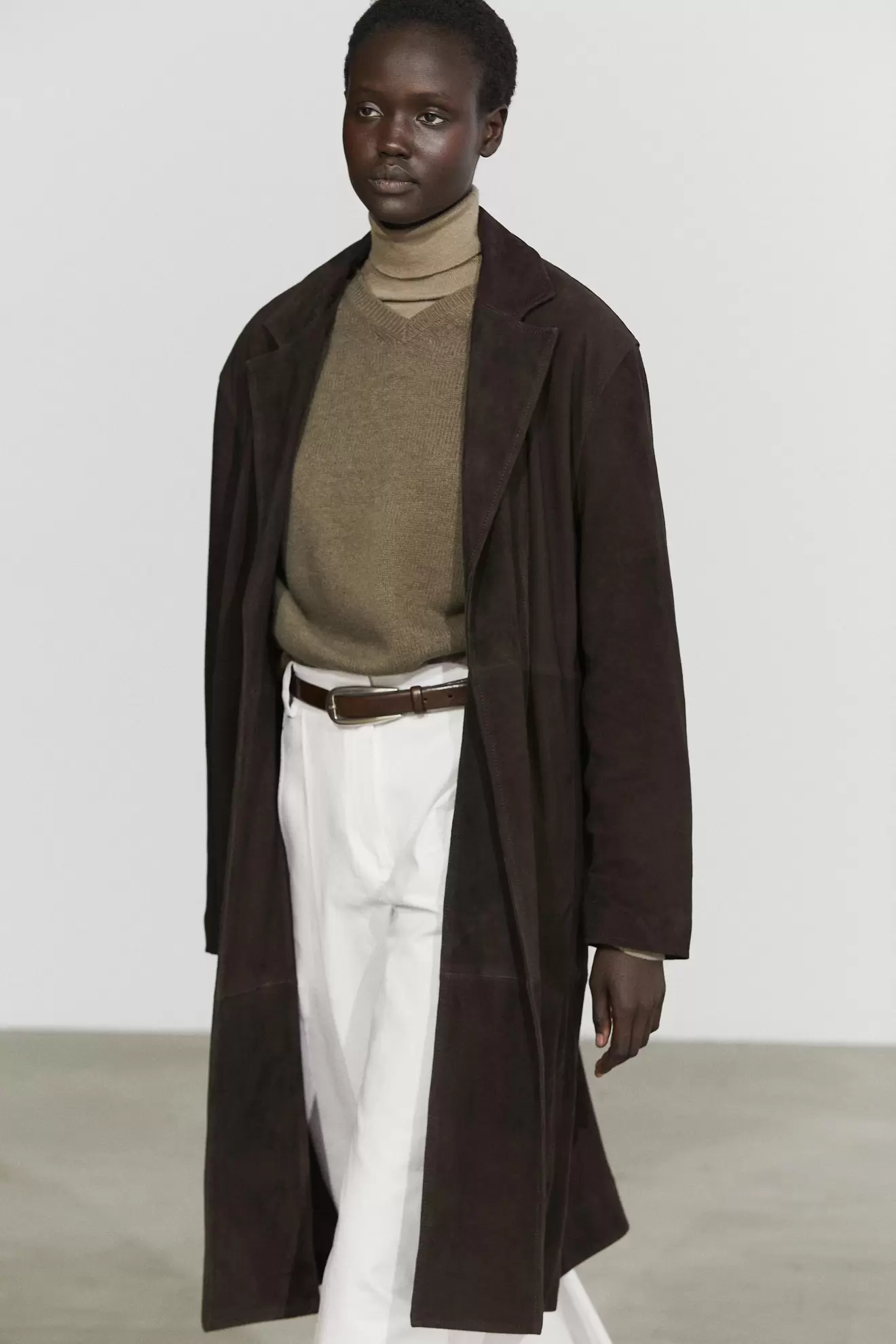 Suede coat with detachable collar