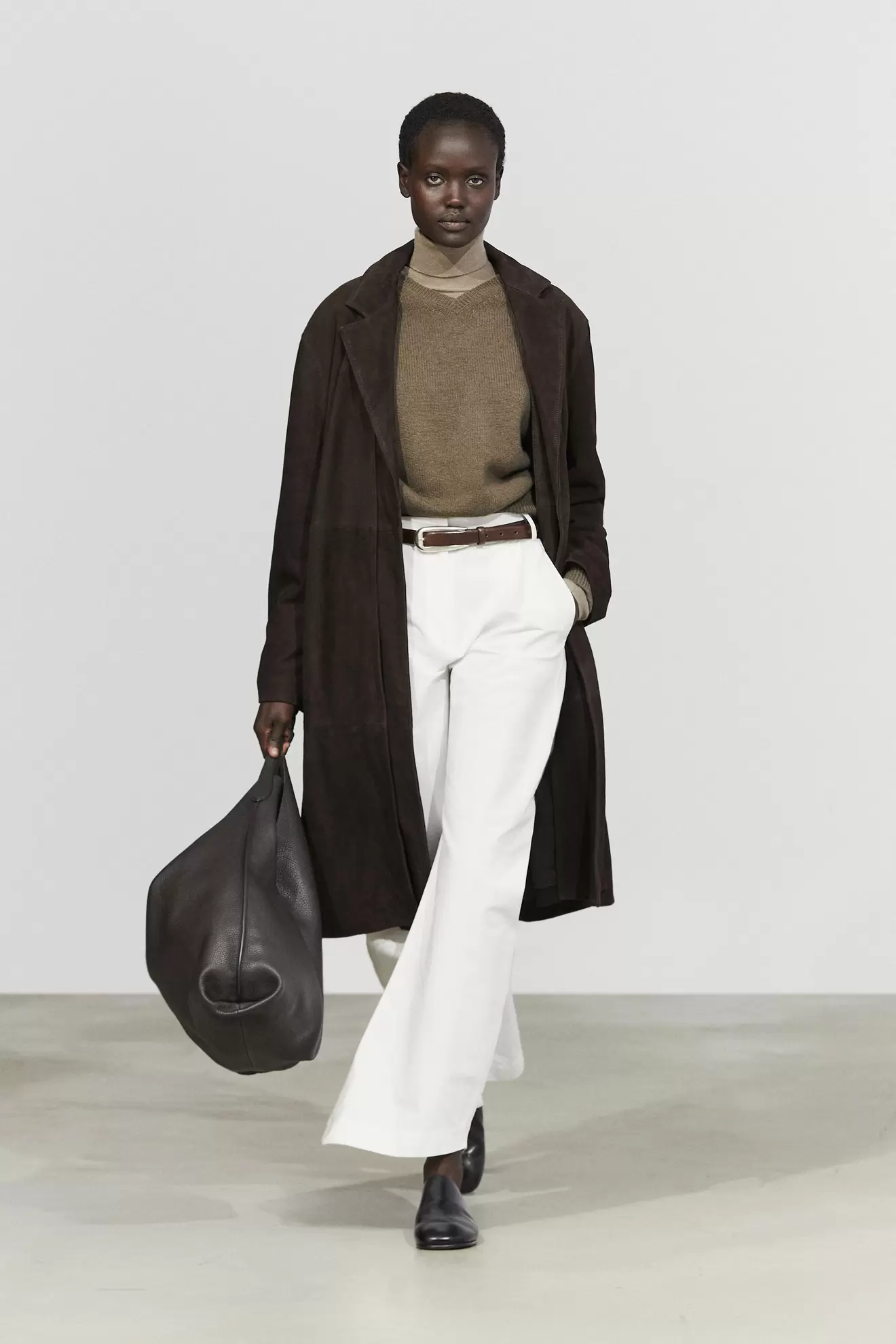 Suede coat with detachable collar