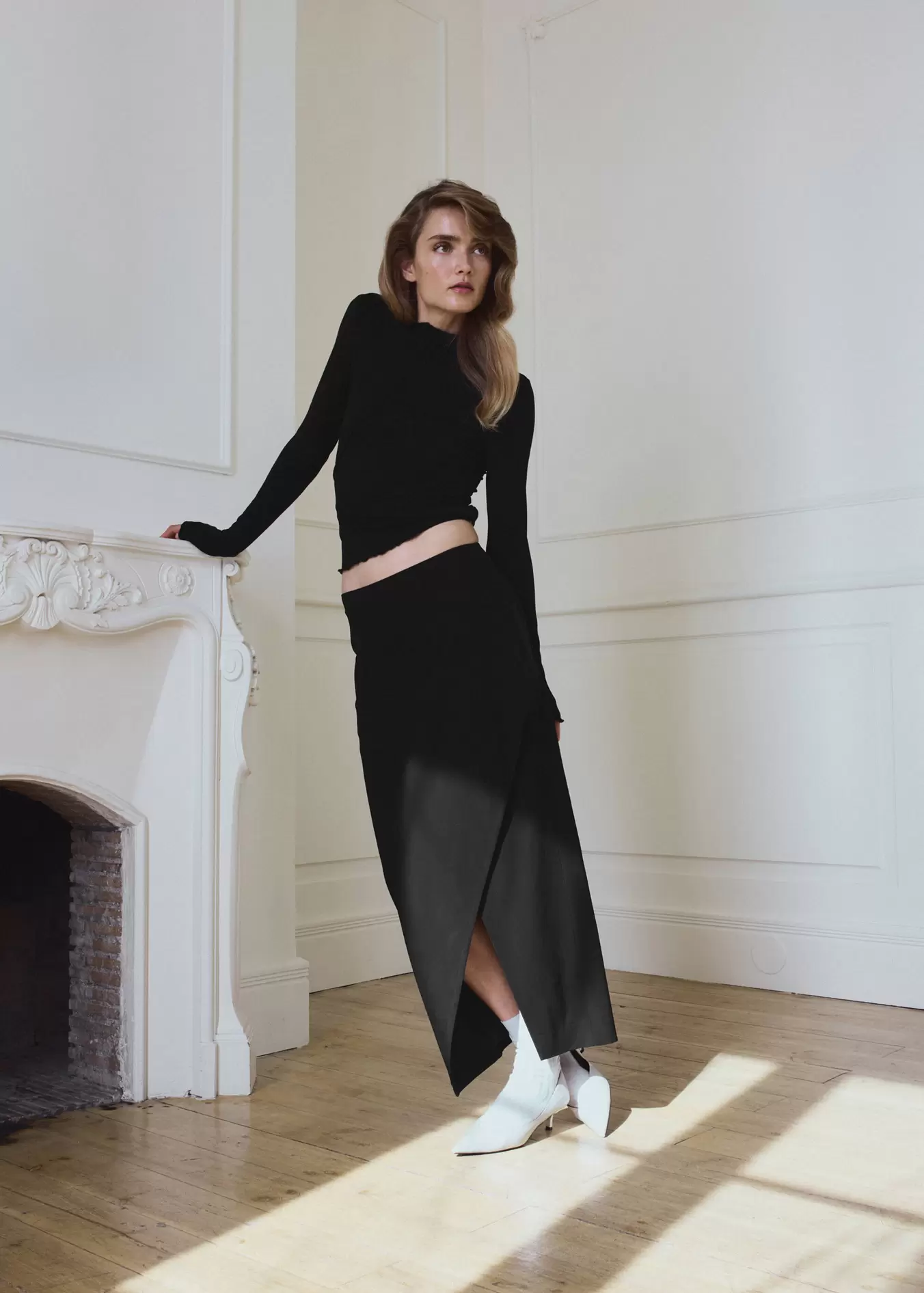 Skirt with slit and ruffle detail