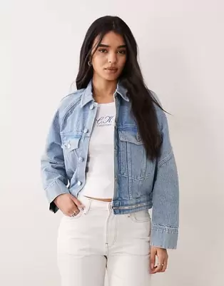 Calvin Klein Jeans - Vasket blå denimjakke i firkantet pasform