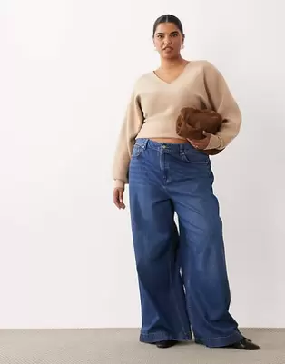 ASOS DESIGN Curve kompakt batwing-striktrøje i camel
