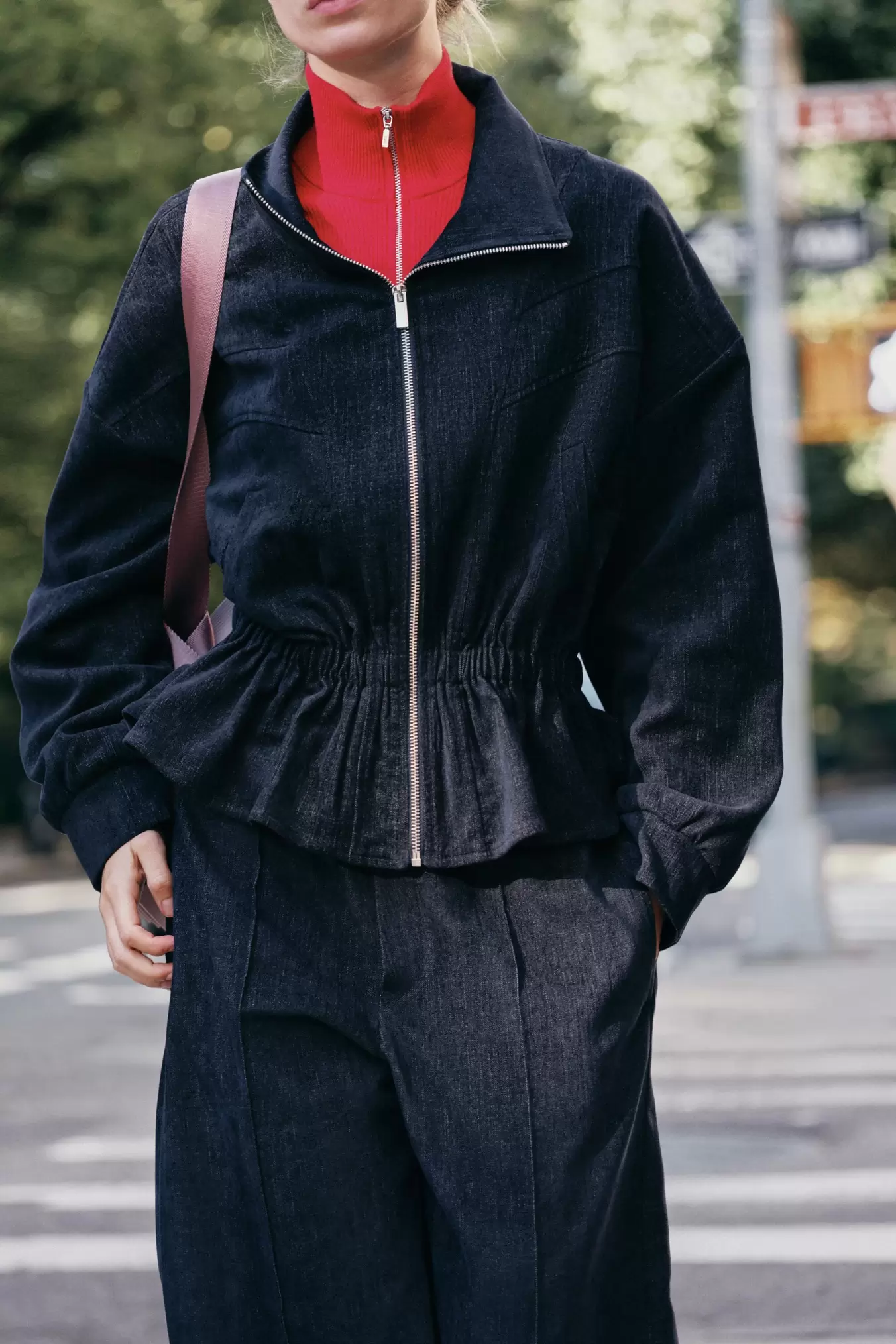 PEPLUM-JAKKE MED ELASTISK TALJE