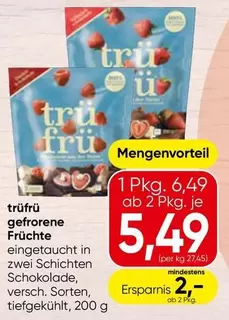 gefrorene Früchte eingetaucht in zwei Schichten Schokolade