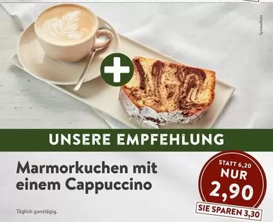 Marmorkuchen mit einem Cappuccino