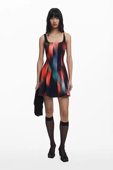 Kurzes Kleid mit Einsätzen