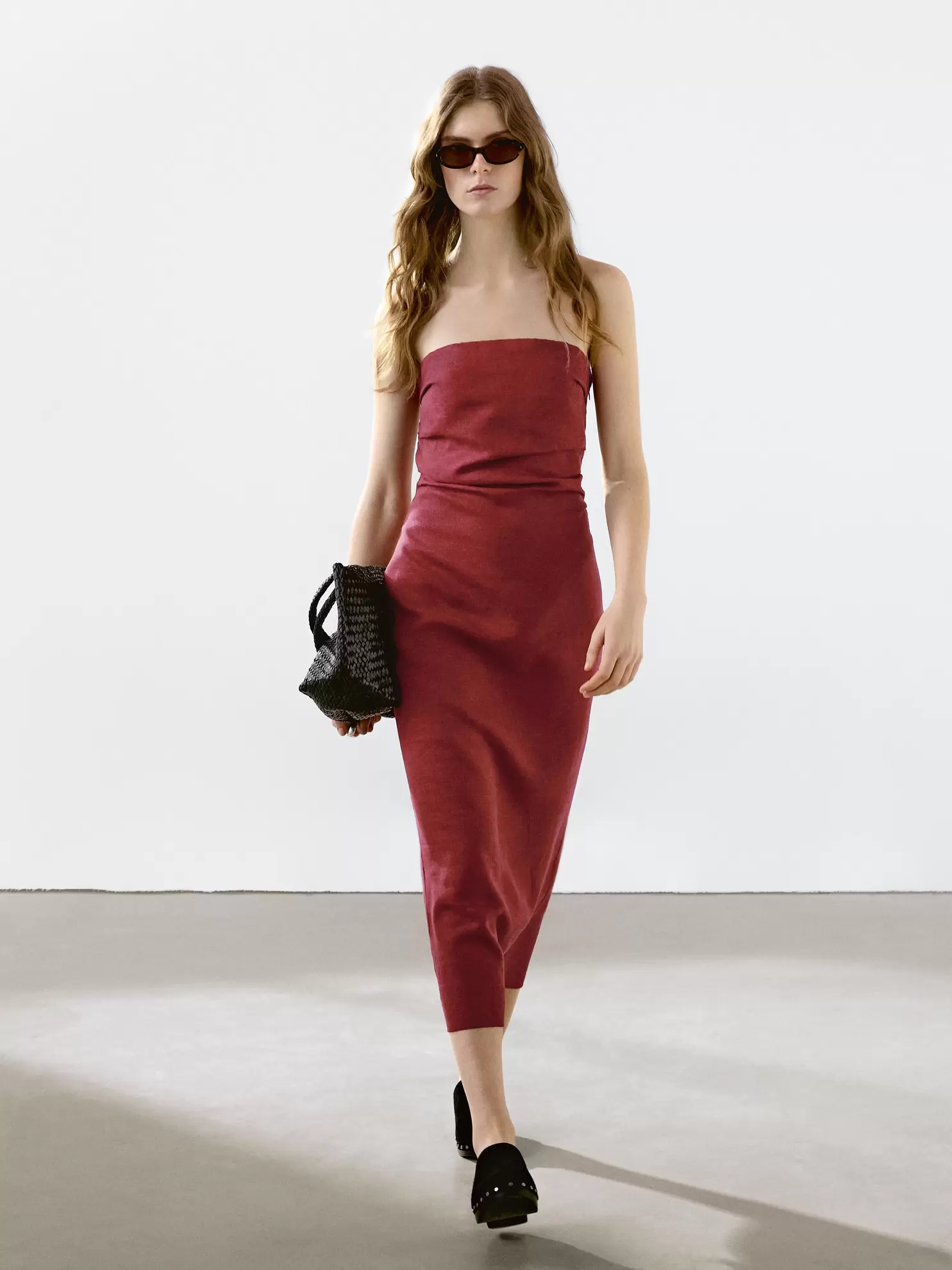 Trägerloses Midikleid aus Leinen